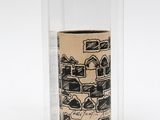 un rouleau de papier toilette posé dans une boîte transparente