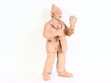 une statue en argile représentant un homme portant un chapeau et une veste