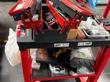 un établi rouge sur lequel sont posés des outils, dans un entrepôt