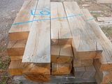 plusieurs morceaux de bois sont empilés les uns sur les autres par terre