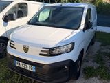 deux camionnettes blanches garées l'une à côté de l'autre dans un parking