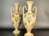 deux vases posés sur une table