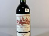 une bouteille de vin posée sur une table