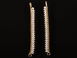 une paire de boucles d'oreilles en or et diamants sur fond noir