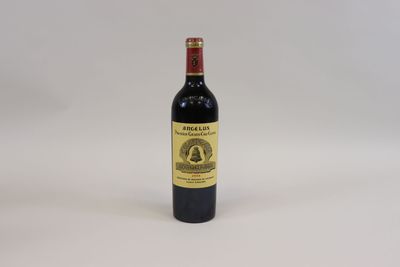 la bouteille de vin est posée sur une surface blanche
