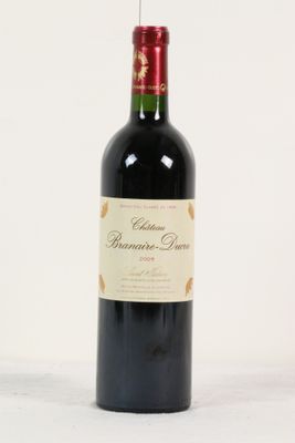 une bouteille de vin posée sur une table