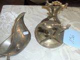 deux vases en argent posés sur une table, avec une étiquette de prix dessus