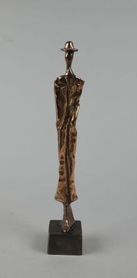 une statue en bronze d'une femme avec un chapeau sur la tête