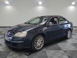 la voiture bleue est garée sur un sol en damier dans le garage