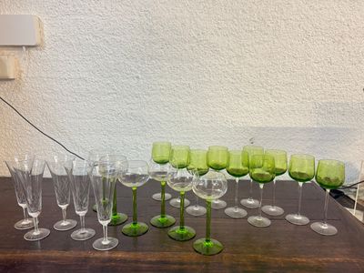 plusieurs verres à vin posés sur une table, avec un pied vert