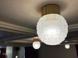une lumière suspendue au plafond d'une pièce