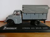 un camion jouet posé sur une table