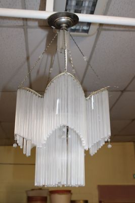 un lustre suspendu au plafond d'une pièce