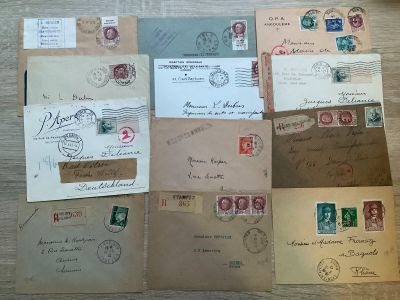beaucoup de vieilles lettres et d'enveloppes sur la table