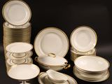 beaucoup d'assiettes et de bols sur la table