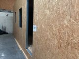 une pièce avec une porte et une fenêtre en contreplaqué, en contreplaqué