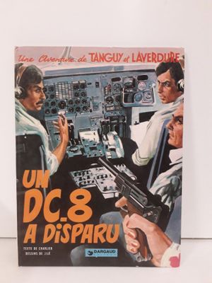 la couverture d'un magazine sur laquelle figurent un homme et une femme dans le cockpit d'un avion