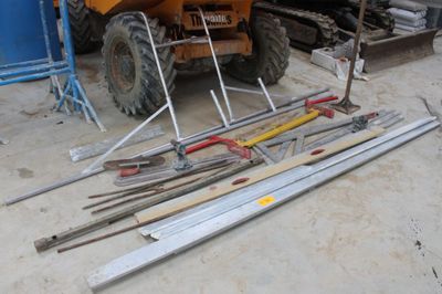 un gros tas de matériel de chantier posé à même le sol