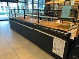 une vitrine en verre avec des lattes en bois dans un magasin