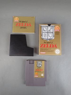 Deux cartouches de jeux Nintendo sont posées l'une à côté de l'autre sur une table