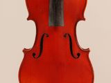 gros plan d'un violon avec un archet sur fond blanc
