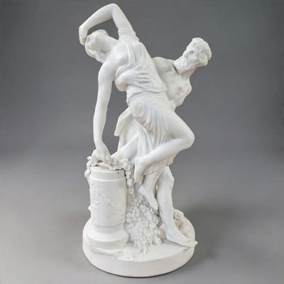une figurine blanche représentant un homme et une femme avec un seau