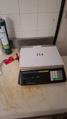 une photo d'un plan de travail sur lequel se trouvent une balance et une bouteille de vin