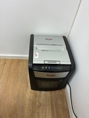 une photo d'un broyeur à papier dans un coin d'une pièce