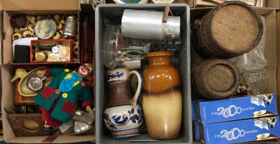 une boîte remplie d'objets assortis posée sur une table