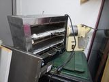 un four grille-pain posé sur une table verte