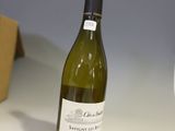 une bouteille de vin posée sur une table à côté d'une boîte