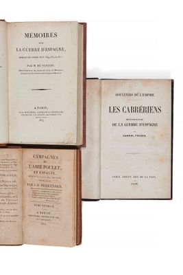 plusieurs livres sont empilés sur une surface blanche
