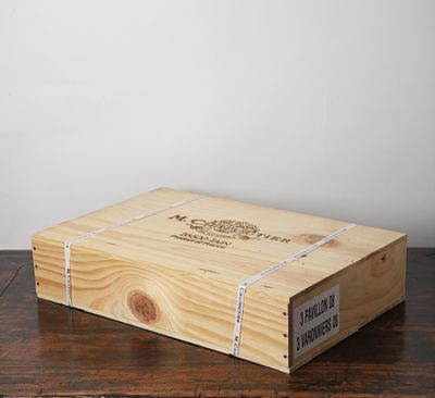 une boîte en bois posée sur une table en bois