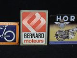 trois types différents de motos sur fond noir