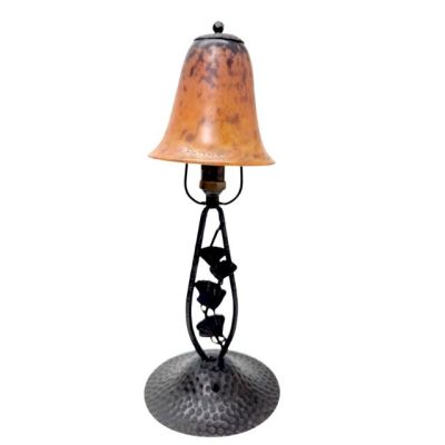 Lampe en fer forgé et abat-jour en verre par DAUM Nancy