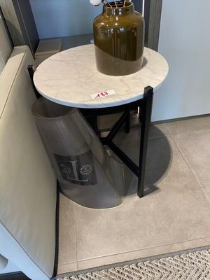 1 Table basse ronde petite en marbre blanc, pied métal noir.