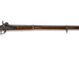 un vieux fusil avec un canon en bois et des garnitures en laiton
