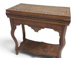 une vieille table en bois avec une étagère en dessous, sur fond blanc