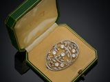 une broche ancienne en diamants et or, dans son écrin