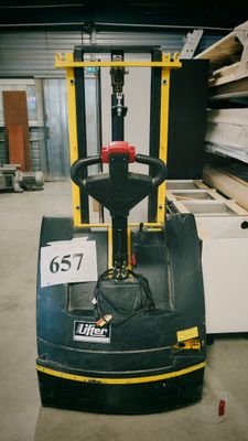 un chariot élévateur portant un numéro, dans un entrepôt