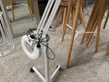 l'image d'une table sur laquelle est posée une lampe