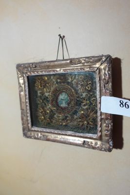 une photo d'un tableau accroché au mur