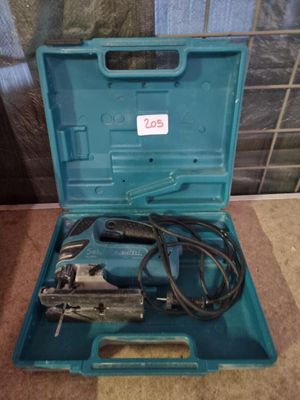 une image représentant une boîte à outils bleue contenant des outils