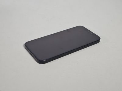 gros plan d'un téléphone portable sur une surface blanche