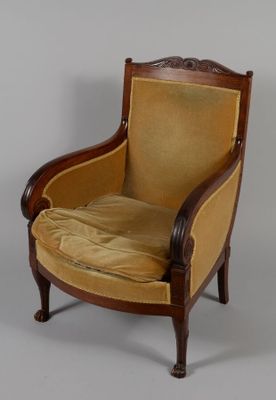 une image représentant une chaise avec un coussin posé dessus, sur un fond gris