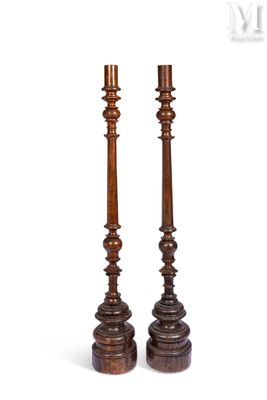 paire de bougeoirs anciens en bois avec des socles tournés