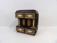 Petit cabinet portatif en bois noirci à deux colonnes, à déc… (photo 2)