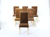 six chaises marron alignées sur un fond blanc