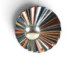 un miroir accroché au mur d'une pièce