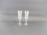 deux verres à vin vides posés sur une table